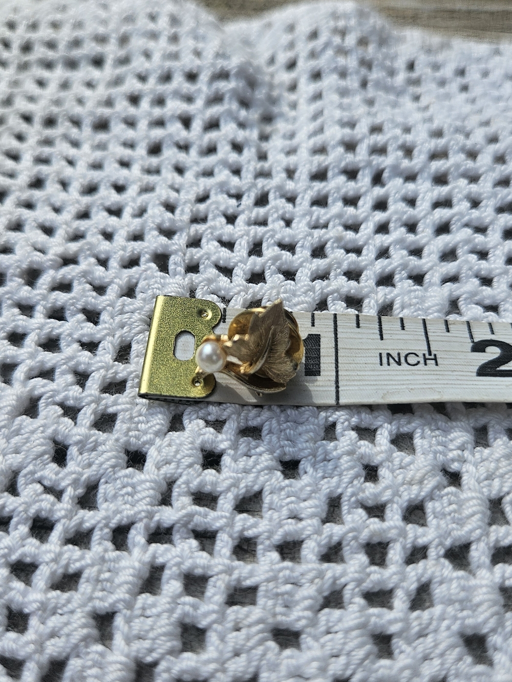 Small Lesf Gold-tone e/ Faux Pearl Lapel Pin
